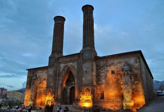 Erzurum'un en önemli tarihi eserlerinden biri olan Çifte Minareli Medrese