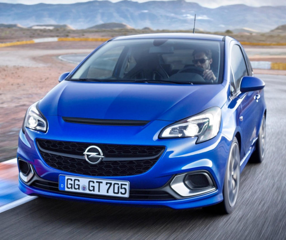 Mavi Opel Corsa 2023 yolda