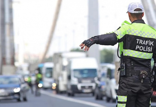 Köprü trafiğini kontrol eden trafik polisi